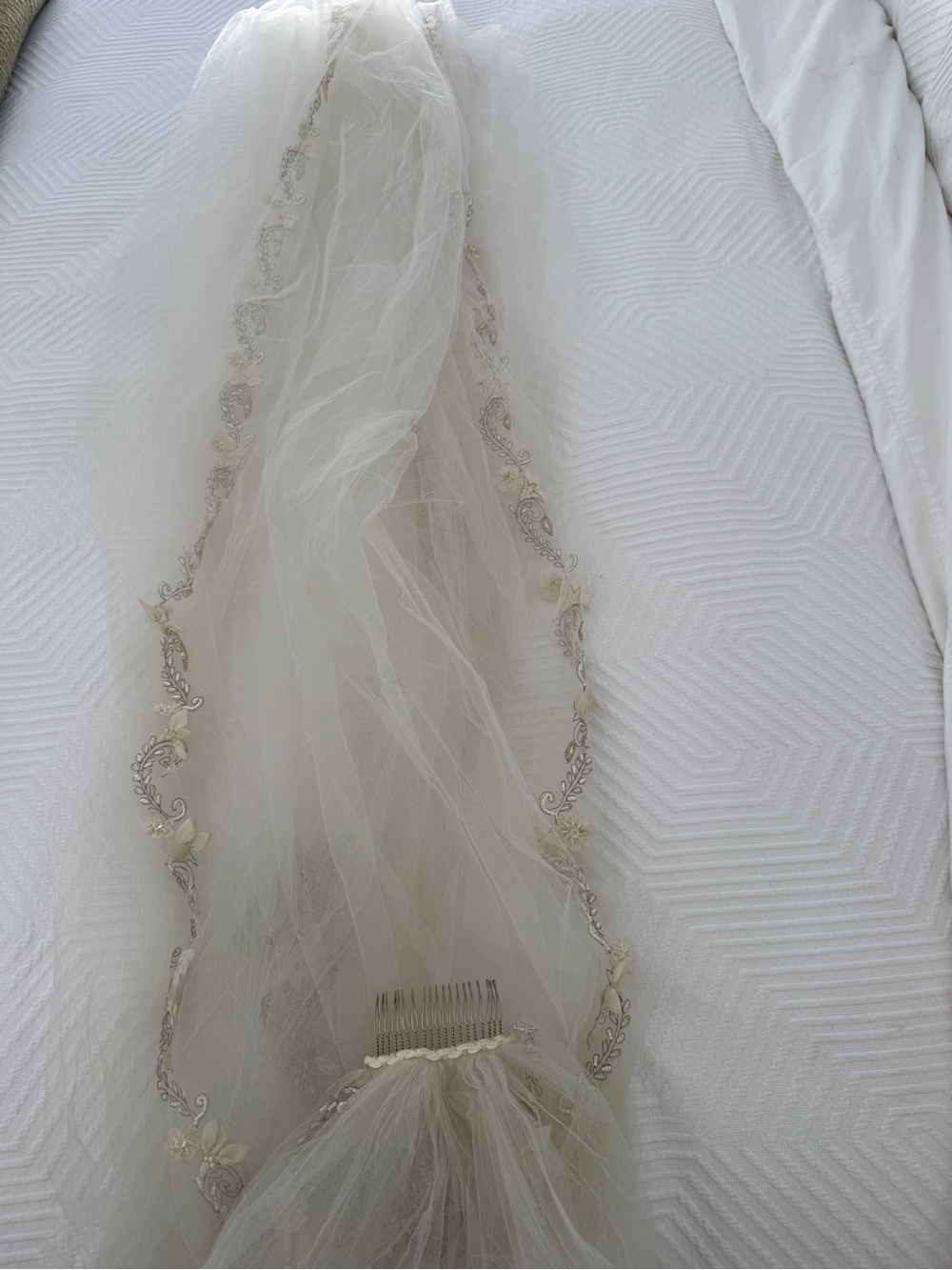 Lovely bride veil with hair comb